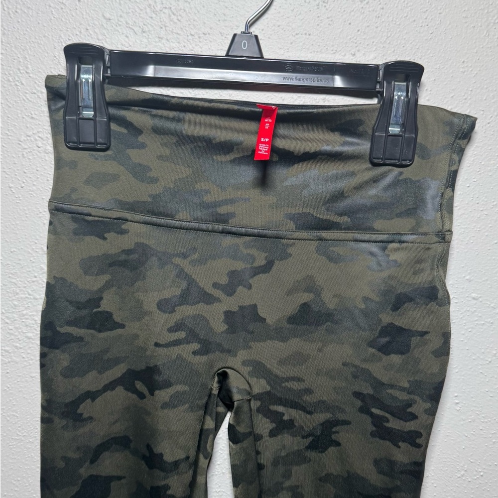 Spanx Faux Leather Camo Leggings Size small - Picture 7 of 9